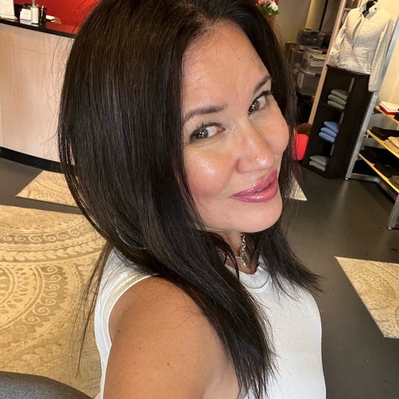 Meet your Posher, Cynthia - Picture 2 of 5